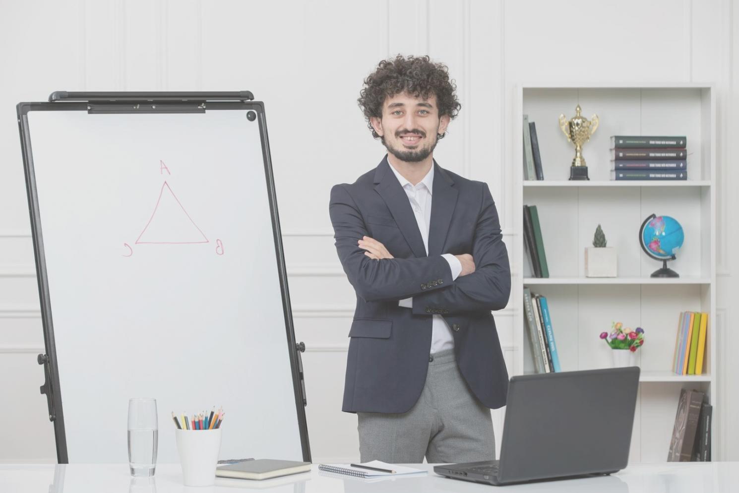 Estudiantes trabajando en grupo analizando casos financieros reales