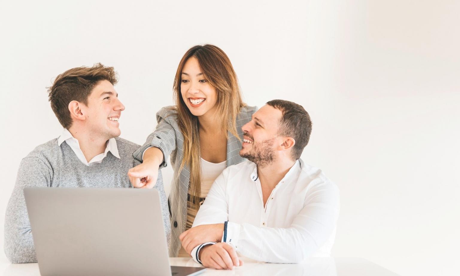 Sesión de taller financiero con participantes trabajando en ejercicios prácticos